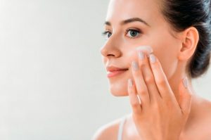 Lee más sobre el artículo Rutina de cuidado de la piel paso a paso: el camino hacia una tez radiante