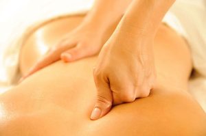 Lee más sobre el artículo ¿Cómo hacer masajes de espalda? | 6 tips para hacerlo en casa